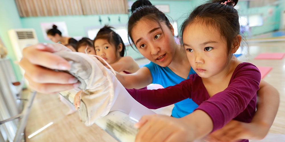 Crianças "deixadas para trás" desfrutam de dias de férias felizes e seguros no leste da China
