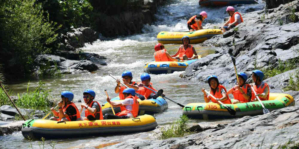 Turistas praticam rafting em Sanmenxia no centro da China