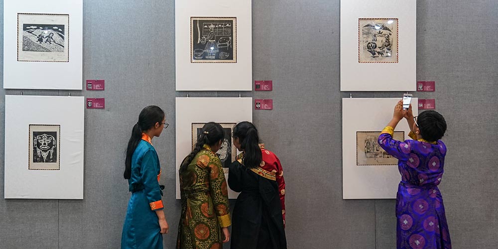 Obras de arte criadas por estudantes tibetanos são exibidas em Beijing