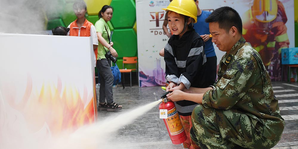 Atividade temática sobre educação de combate a incêndio é realizada em Zhejiang, no leste da China