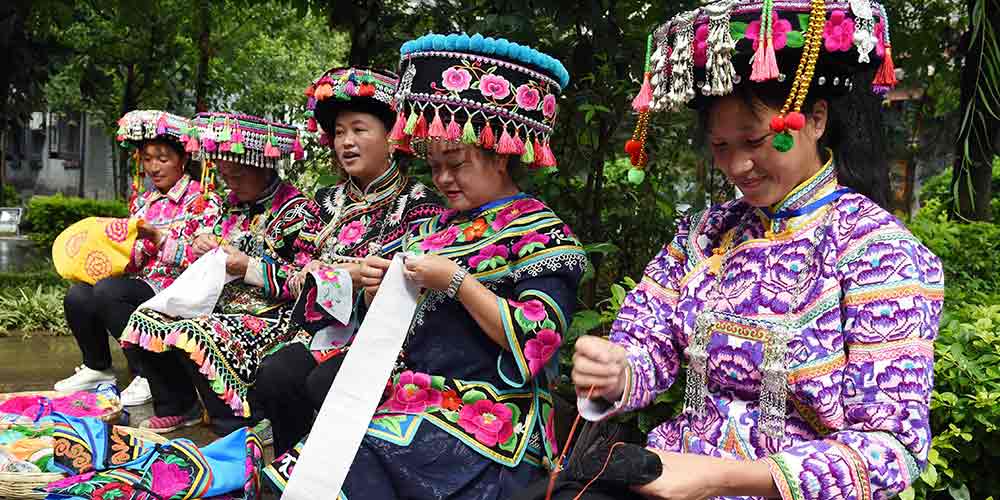 Exposição de bordados do grupo étnico Yi em Yunnan