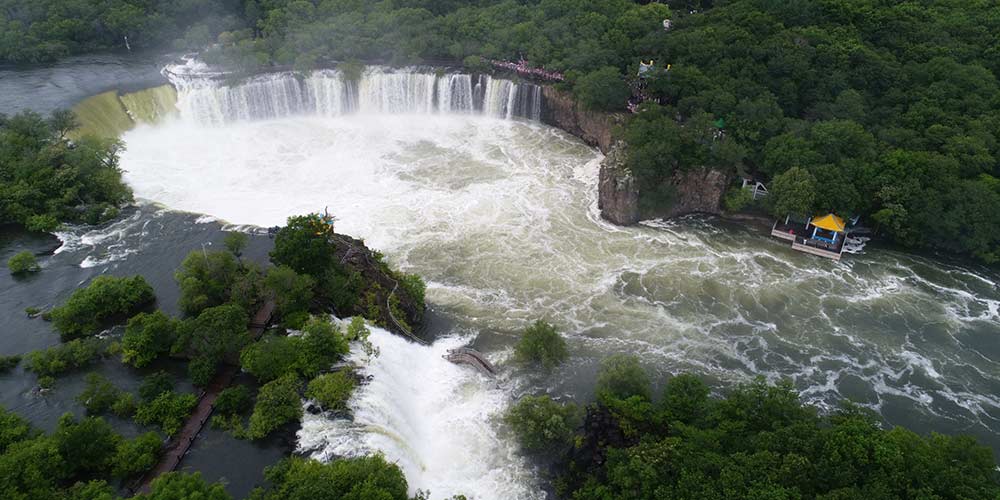 Lindo cenário da cachoeira Diaoshuilou no nordeste da China