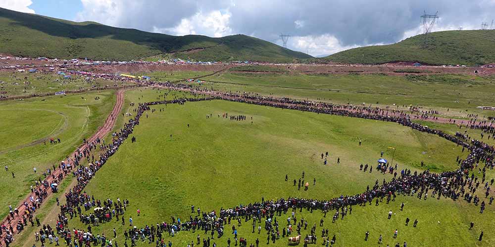 Pessoas assistem a briga de touro durante festival da tocha no sudoeste da China