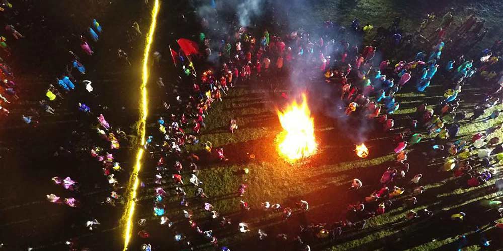 Grupo étnico Yi celebra o festival da tocha em Sichuan
