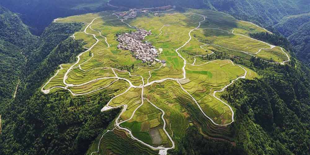 Vista panorâmica de terras agrícolas e aldeias em Guizhou