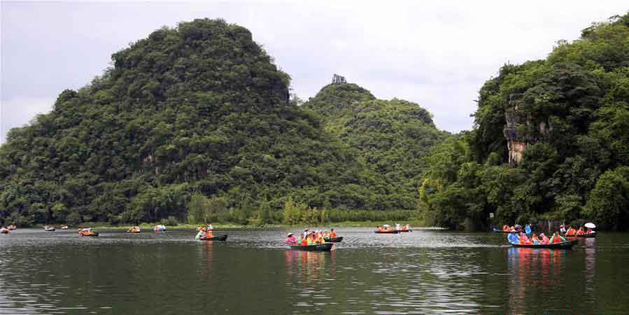 Turistas visitam o Parque Nacional do Pantanal Puzhehei em Yunnan