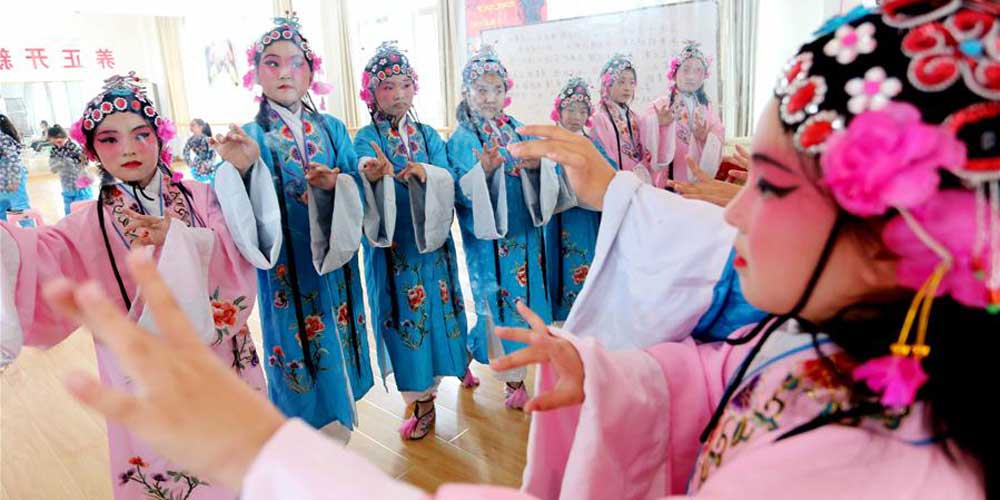 Crianças aprendem Ópera Lv em Jiangsu, no leste da China