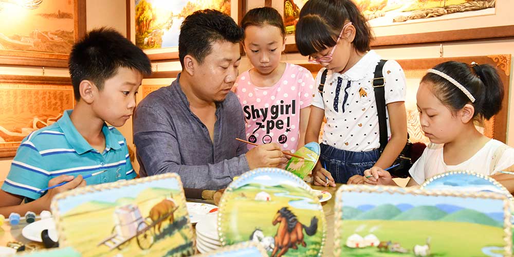 Galeria de arte de peças em couro é aberta em Hohhot