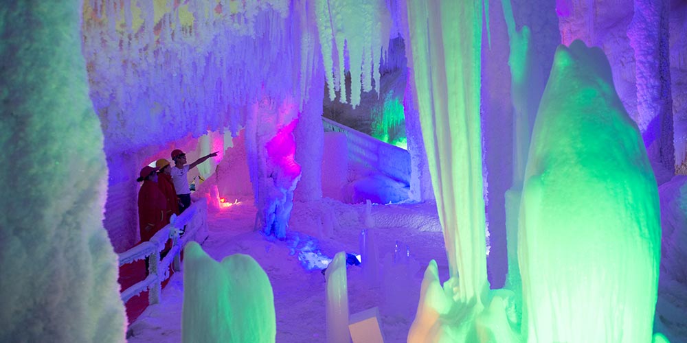 Caverna de gelo em Zhejiang atrai turistas durante onda de calor