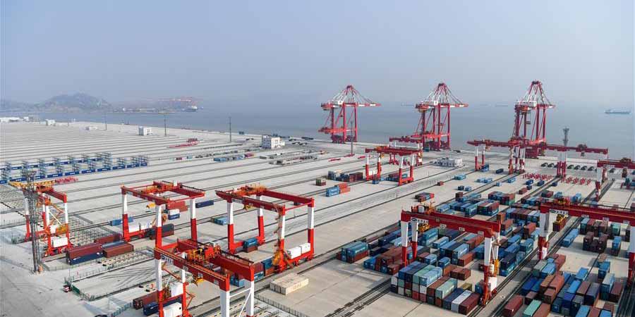 Porto de águas profundas de Yangshan impulsiona Shanghai como centro de transporte marítimo internacional