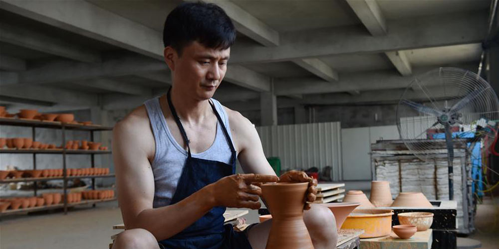 Artesão redescobre a arte da fabricação da porcelana jian