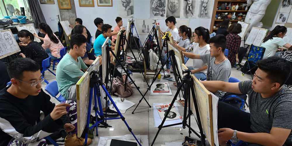 Estudantes frequentam aulas de treinamento artístico em Taiyuan, no norte da China
