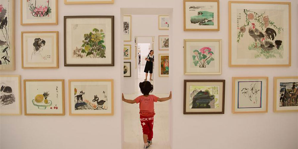 Obras são exibidas em exposição de arte infantil em Xi'an, no noroeste da China