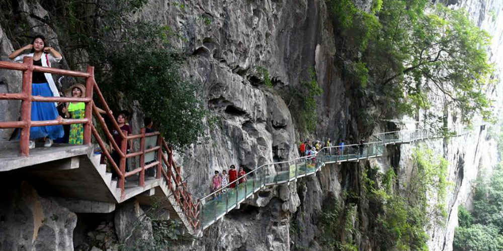 Região turística Shimen Xianhu em Guangxi atrai turistas durante as férias de verão