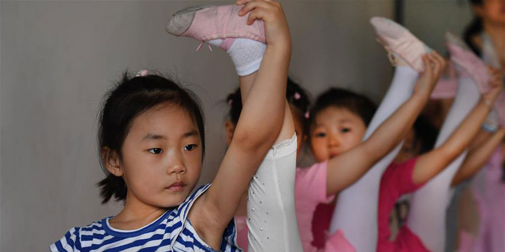 Crianças fazem aulas de dança em Anhui