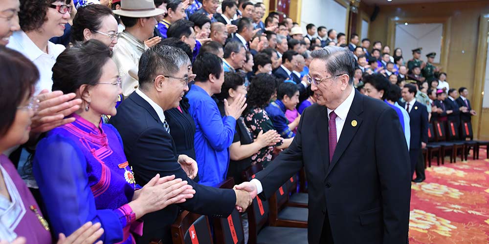 Mais alto assessor político dá presentes à Mongólia Interior