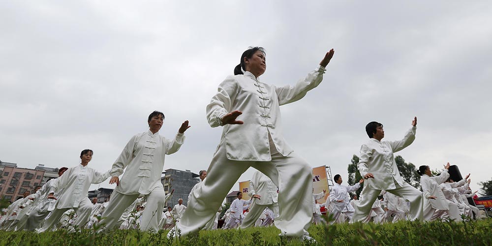 Pessoas marcam Dia Nacional do Exercício Físico em toda a China