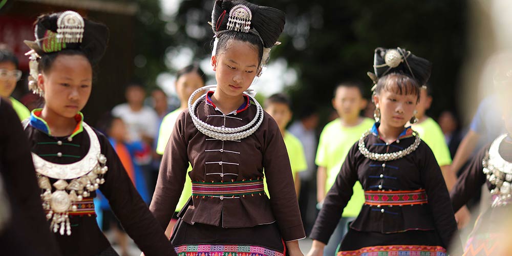 Dança tradiconal da etnia Miao é apresentada em Guizhou, no sudoeste da China