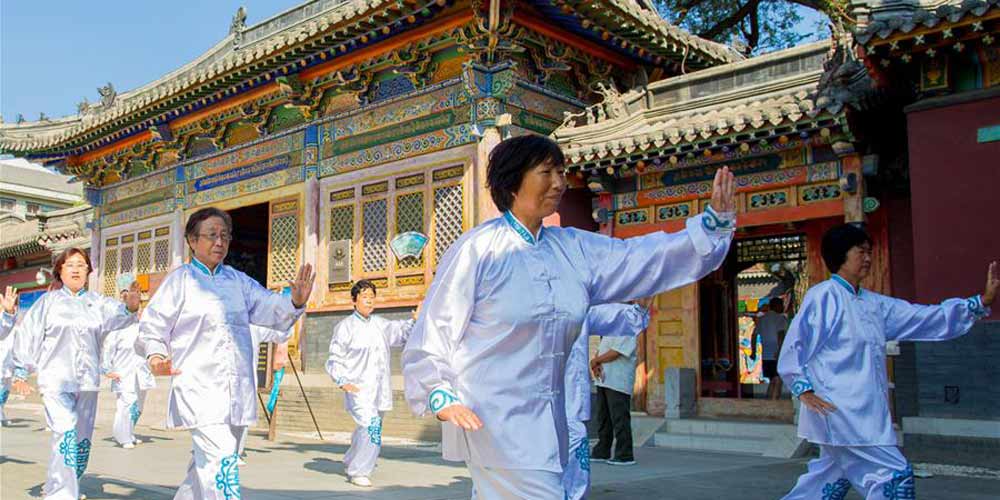 Idosos praticam Tai chi na Mongólia Interior
