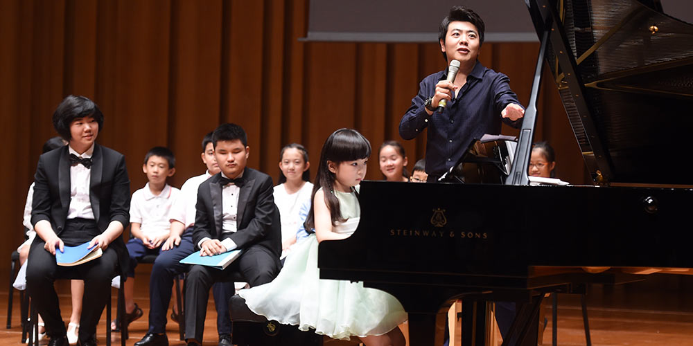 Lang Lang compartilha história e técnicas de piano com crianças