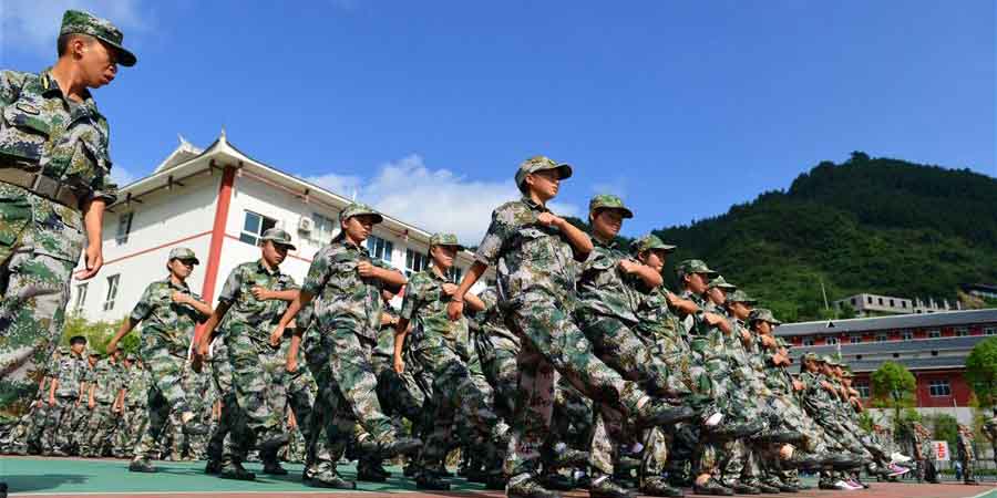 Alunos recém-matriculados no ensino médio participam de treinamento militar em Guizhou