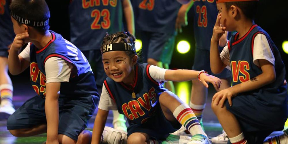 Crianças fazem apresentação de hip-hop em Nantong, no leste da China