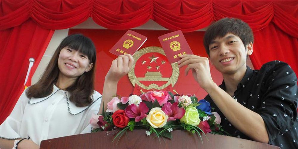 Casais chineses escolhem Dia dos Namorados para oficializar casamento