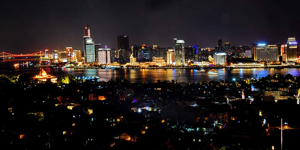 Vista noturna de Xiamen, cidade que sediará a 9ª Cúpula do BRICS