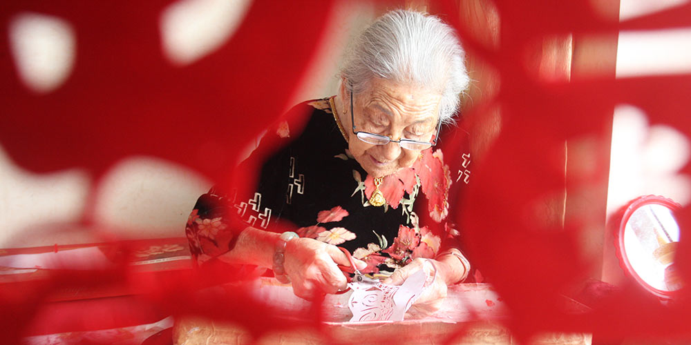Cortes de papel feitos por mulher de 103 anos