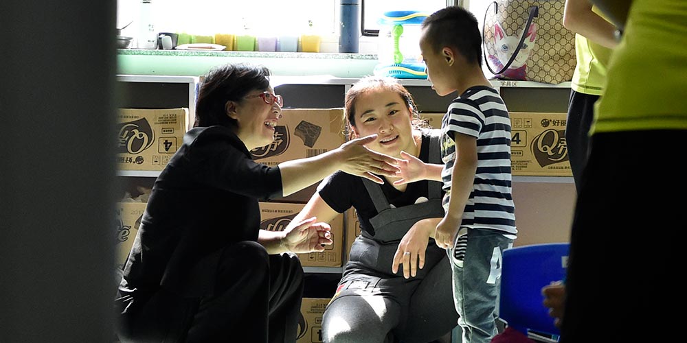 Li Ying: "Mãe atenciosa" de mais de 100 crianças deficientes