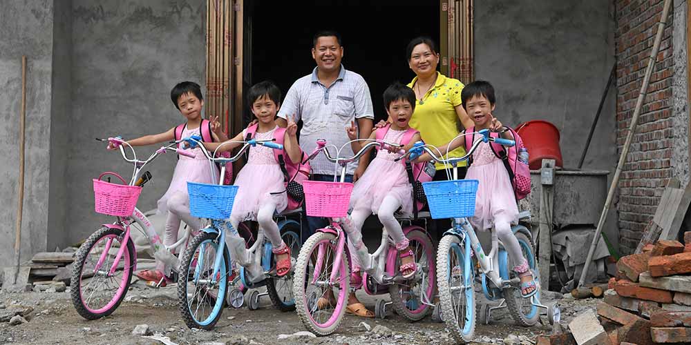 Em imagens: História de combate à pobreza de uma família de quadrigêmeas em Jiangxi