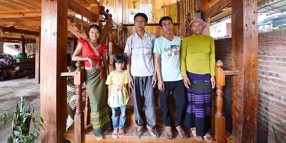 Grupo étnico Bulang em Yunnan ganha novas casas sob política de alívio da pobreza