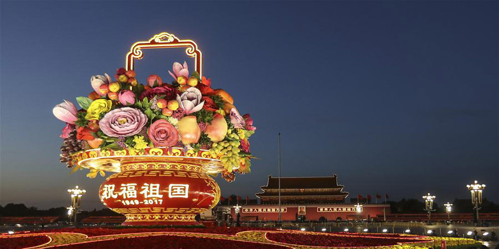 Decorações para o Dia Nacional brilham na praça Tian'anmen em Beijing