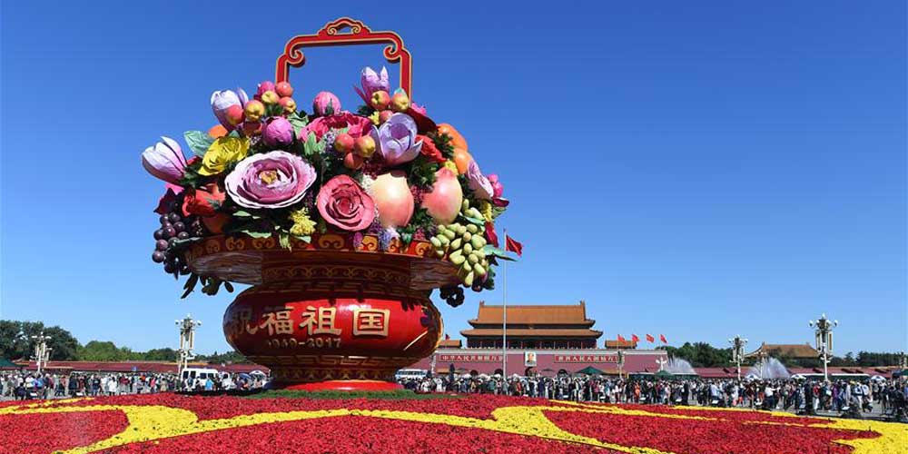 Praça Tiannamen recebe cesta de flores gigante para celebrar o Dia Nacional da China
