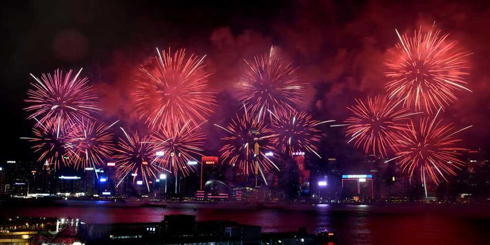 Fogos de artifício iluminam o céu em comemoração ao Dia Nacional da China