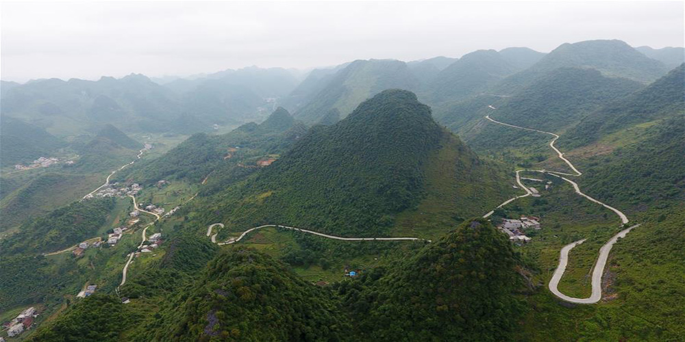 Construção de estradas nacionais em áreas rurais ajuda na redução da pobreza em Guangxi