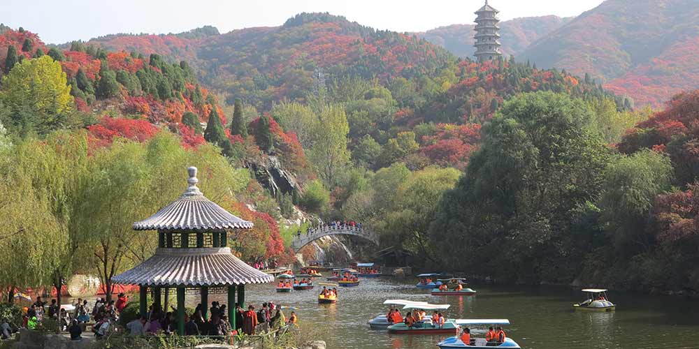 Turistas visitam paisagem de outono em Jinan