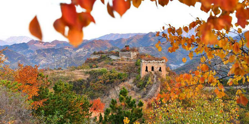 Paisagem de outono na Grande Muralha em Yumuling, Hebei