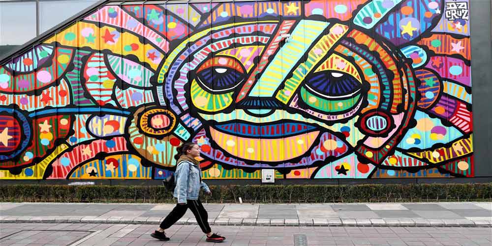 Artistas da China e da França criam obras em grafite em Beijing