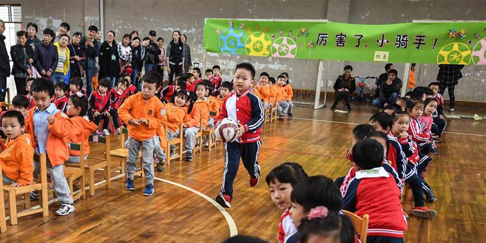 Atividades recreativas em pré-escola melhoram força física de crianças em Hangzhou