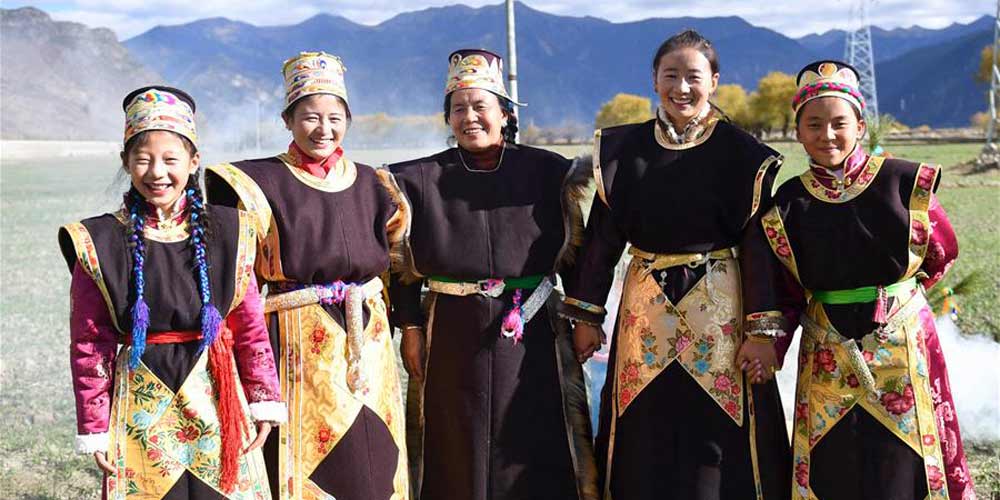 Cores, estilo e desenhos dos tradicionais trajes e ornamentos tibetanos