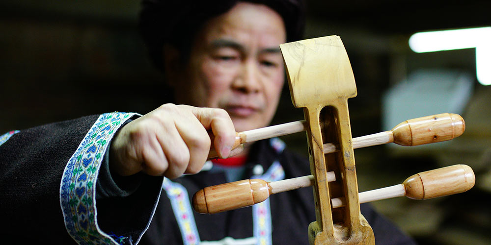 Instrumento folclórico da etnia Dong: pipa fabricado à mão