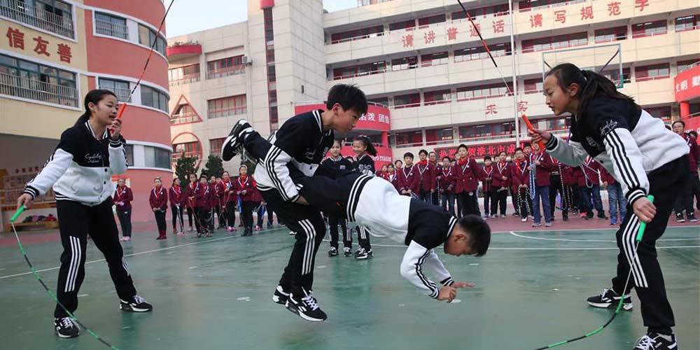 Pular corda torna-se popular entre estudantes na China