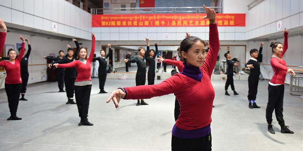 Membros de trupe de arte popular fazem treinamento profissional gratuito em Lhasa