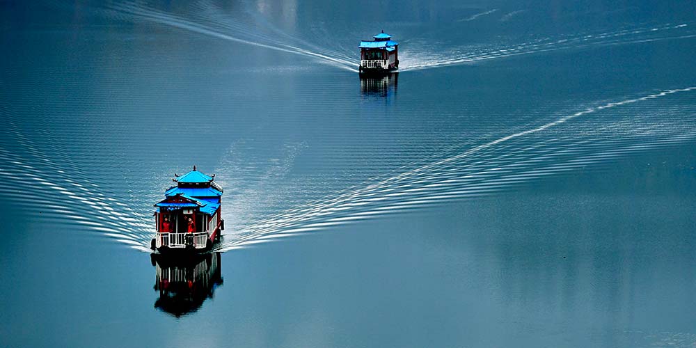 Paisagem do lago Shuanglong em Hubei, no centro da China