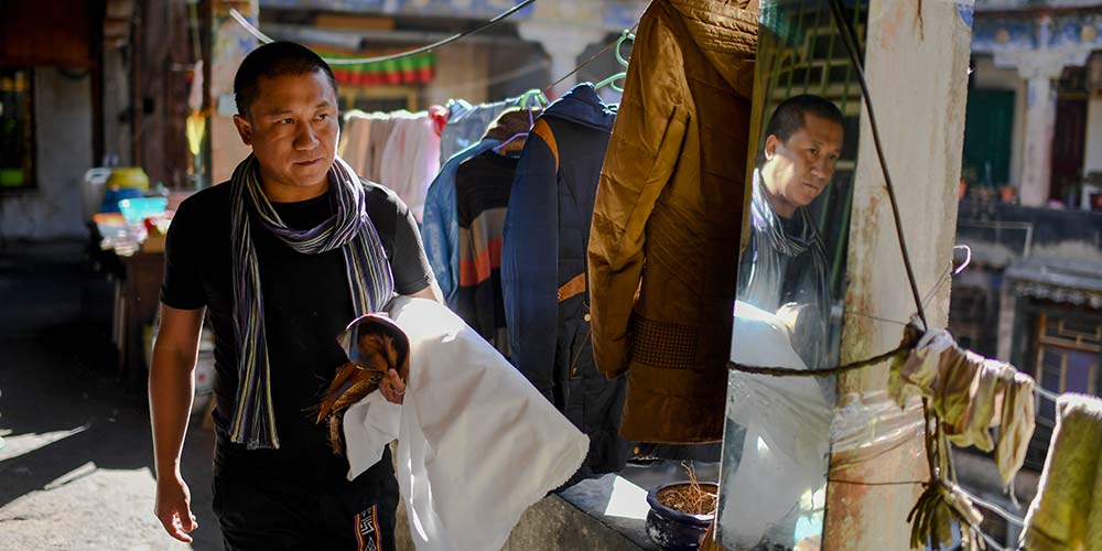Estilista de moda tibetano combina cultura tradicional tibetana e moda atual