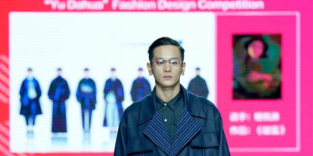 Concurso de moda realizado durante a Semana de Moda de Wuhan