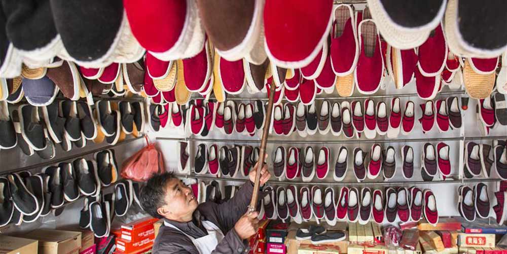 Sapatos de pano artesanais são populares em distrito de Jiangsu