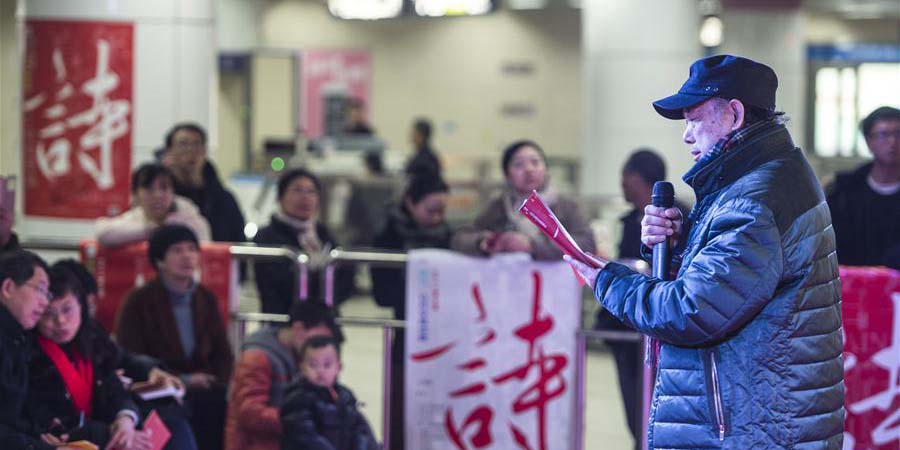 Recitação de poemas no metrô de Wuhan, no centro da China