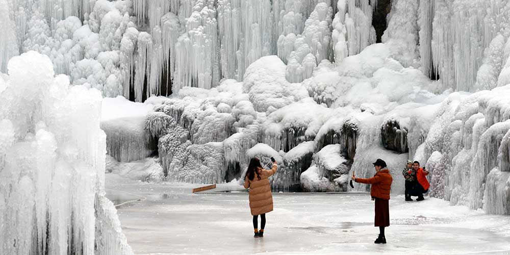 Paisagem de pingentes de gelo em Gansu
